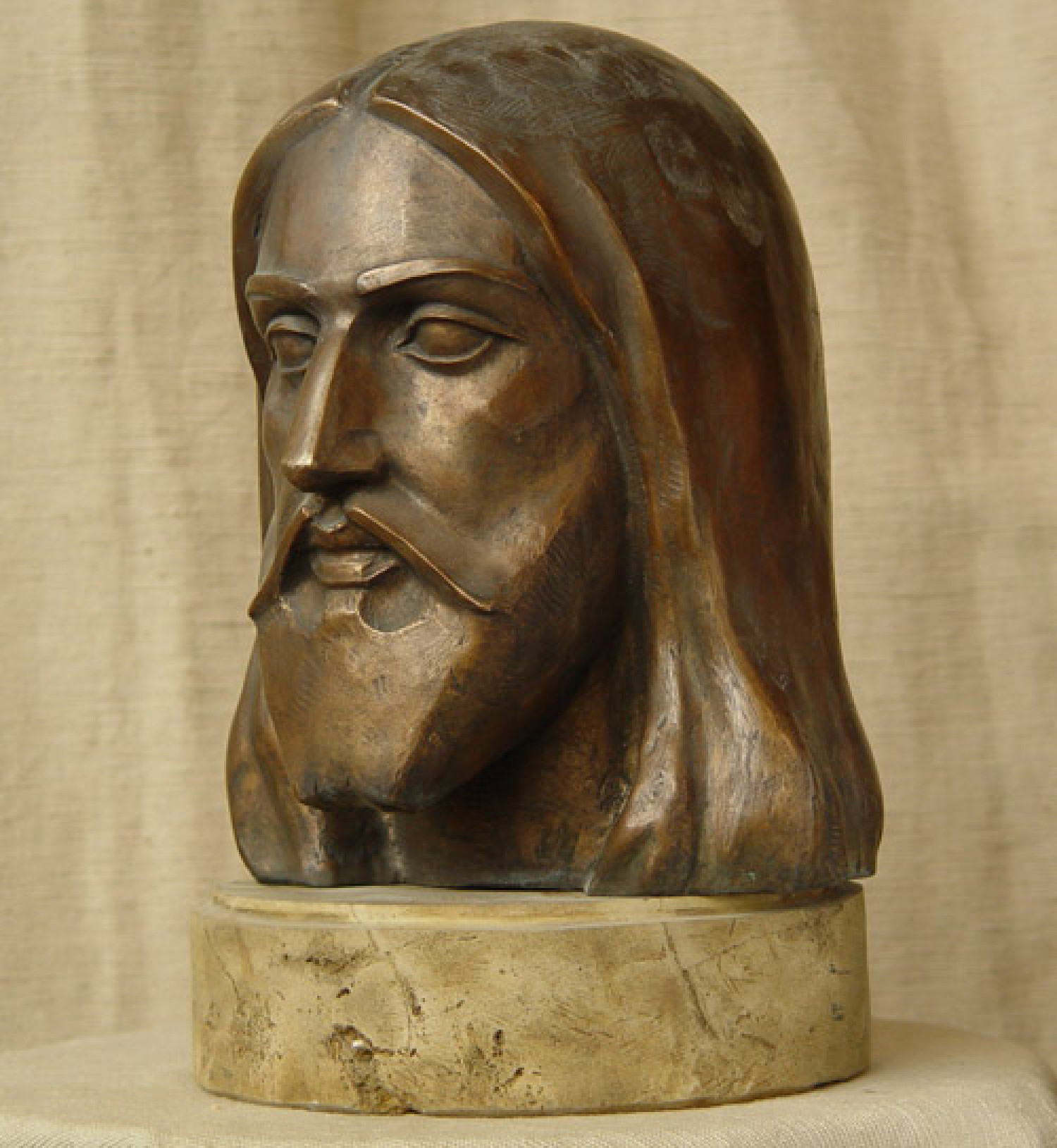 Г.Г.Алексанян. Иисус. 2002 г. Бронза. 16Х9Х23 см.