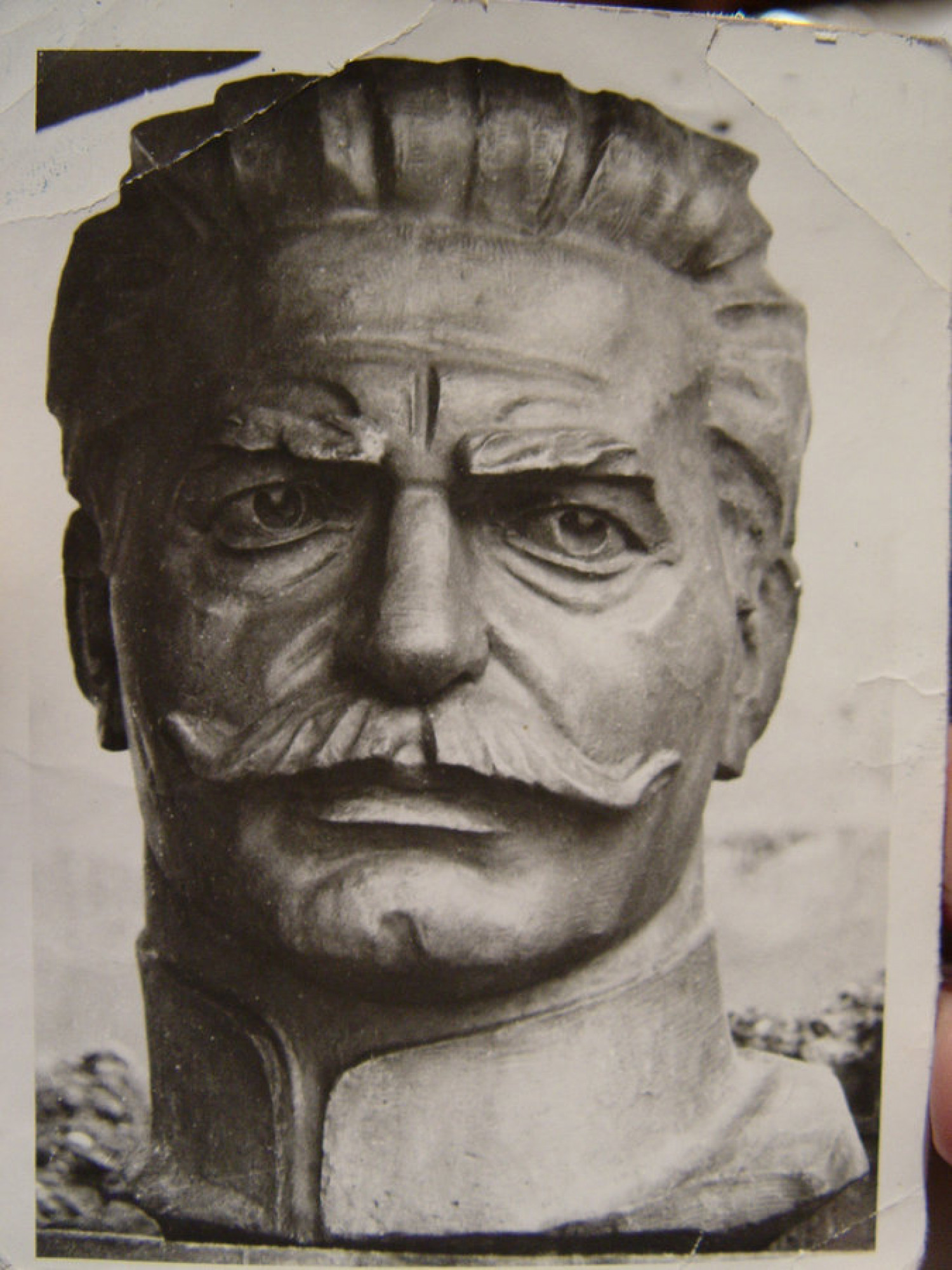 Г.Г.Алексанян. Военачальник. 1992. Бетон. 50х26х27 см.